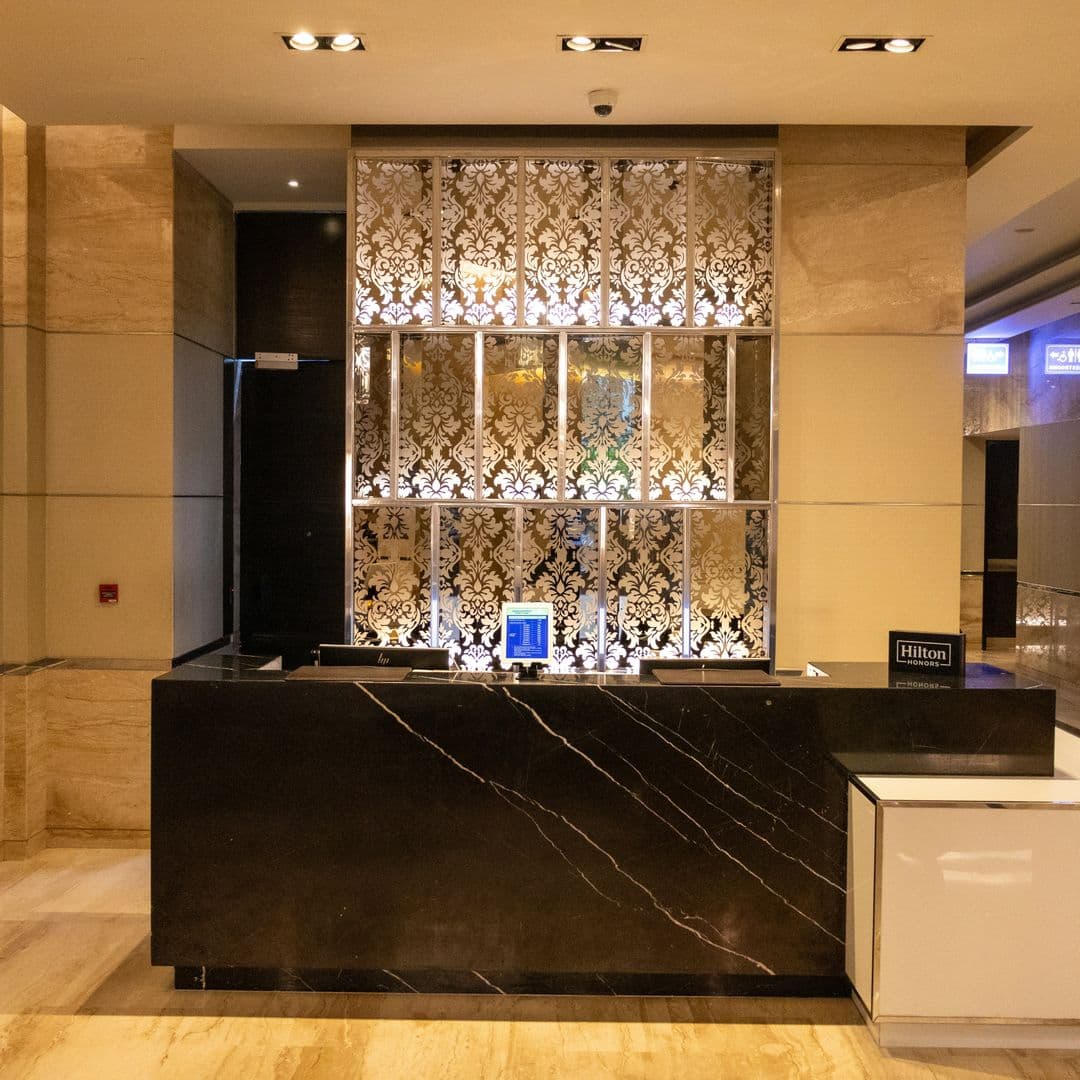 Empfangstheke in schwarzem Marmor