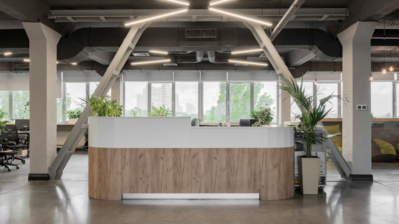 Empfangstheke in Weiß und Holz