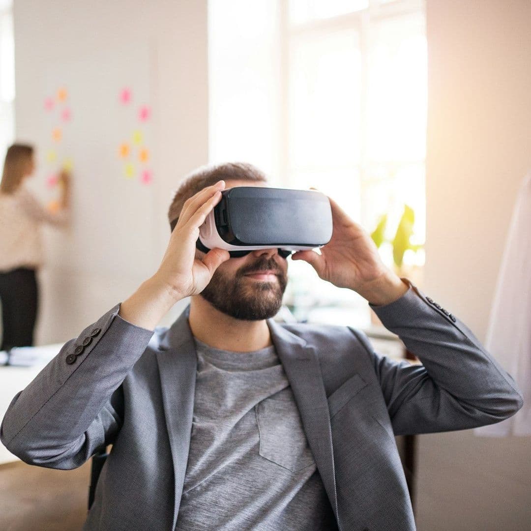 Mann mit einer VR Brille