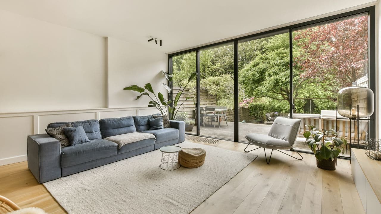 Fensterrahmen in Schwarz