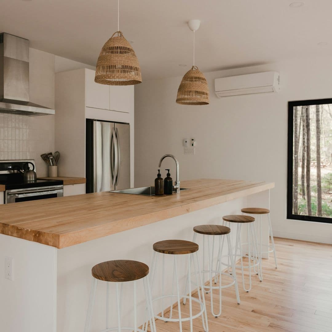 Theke in Weiß mit Holzplatte