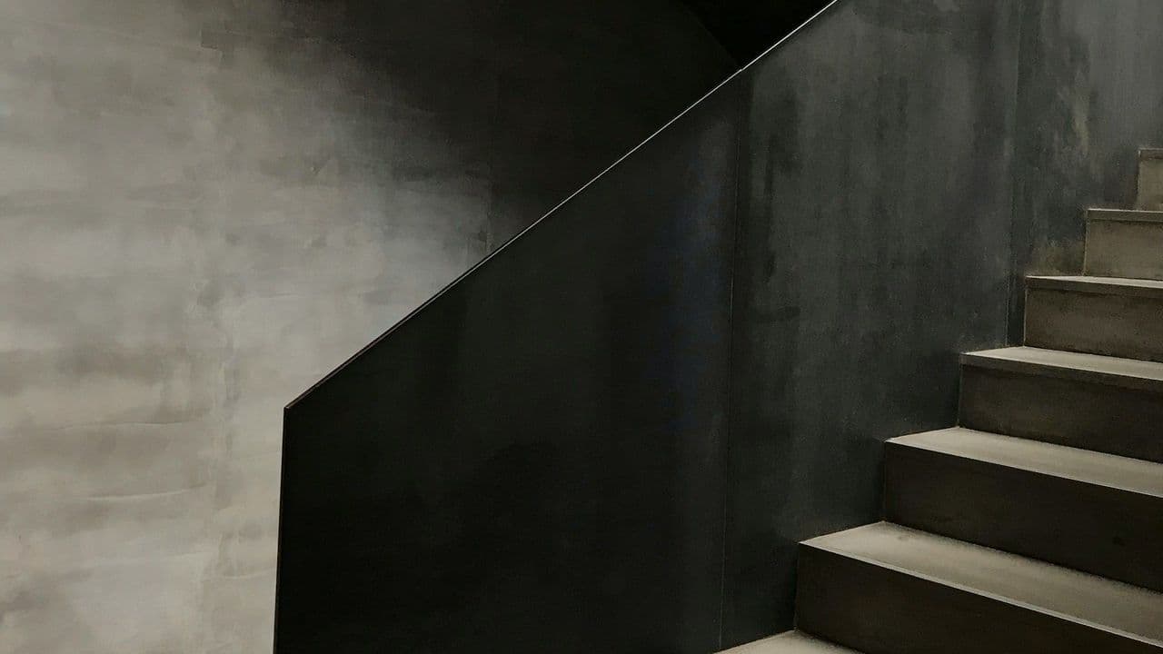 Treppe in dunkler Streinoptik