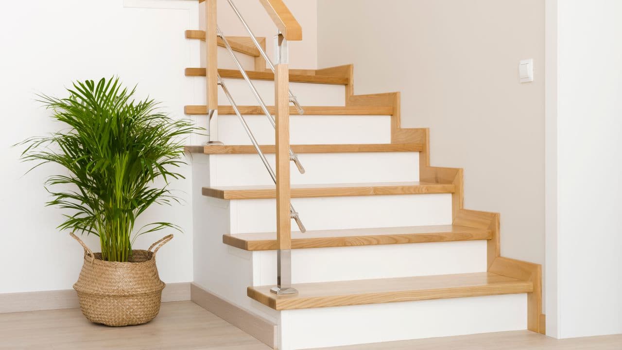 Treppe in Weiß und Holz