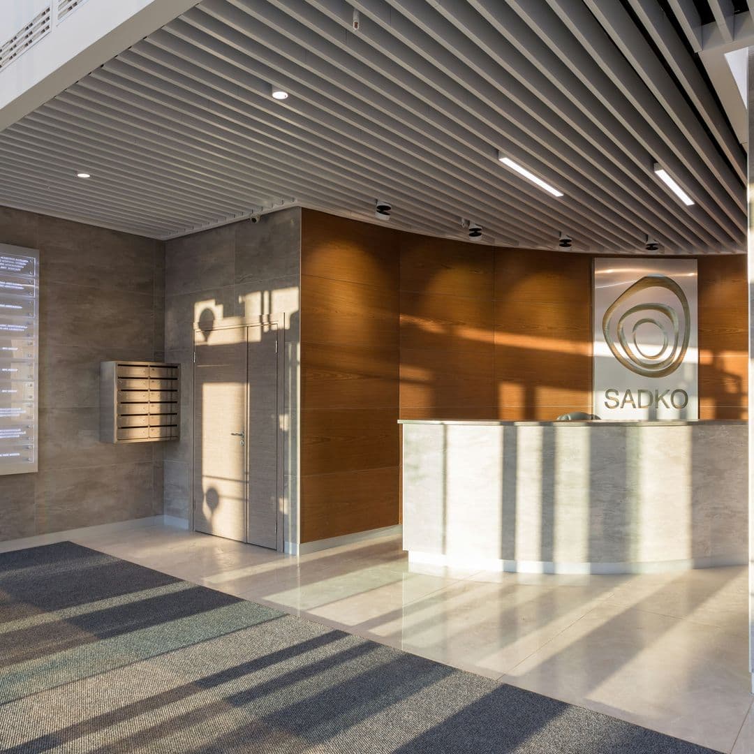 Heller Empfangsraum mit heller Theke 