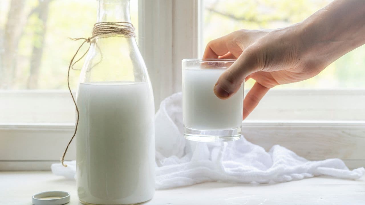 Milchglas und Flasche