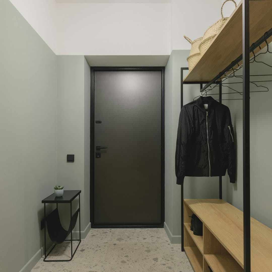 Türe in Grau mit schwarzer Zarge