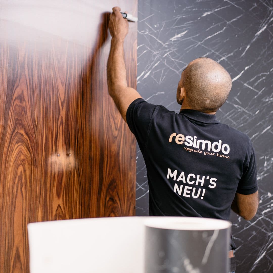 Fachmann am Folieren