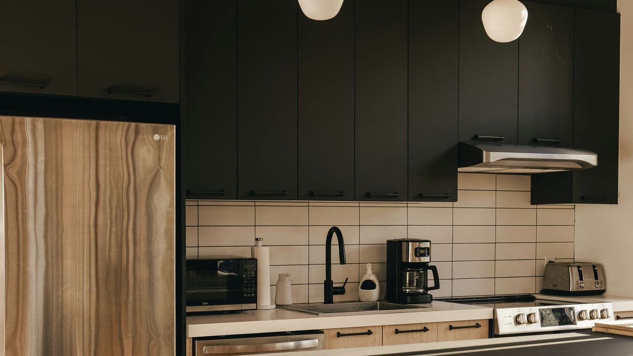 Küche mit schwarzen Fronten